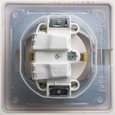 Schneider Electric GSL000648 GLOSSA РОЗЕТКА с заземлением со шторками с крышкой, в сборе,16А IP44, ПЕРЛАМУТР