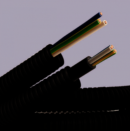 Фото ДКС 7L71650 Труба ПНД гибкая гофрированная, д.16мм, цвет черный, с кабелем 1,5*3 ВВГнгLS гост+, 50м DKC