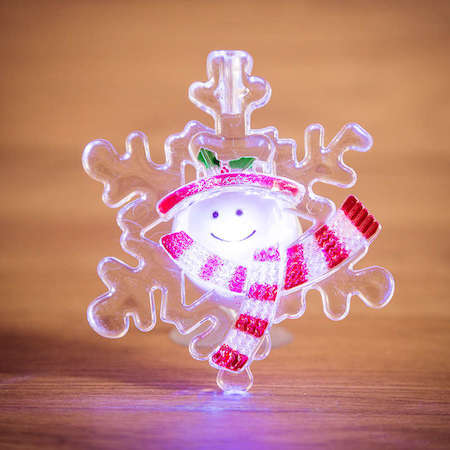 Фото Фигура светодиодная на присоске Снежинка со снеговиком RGB